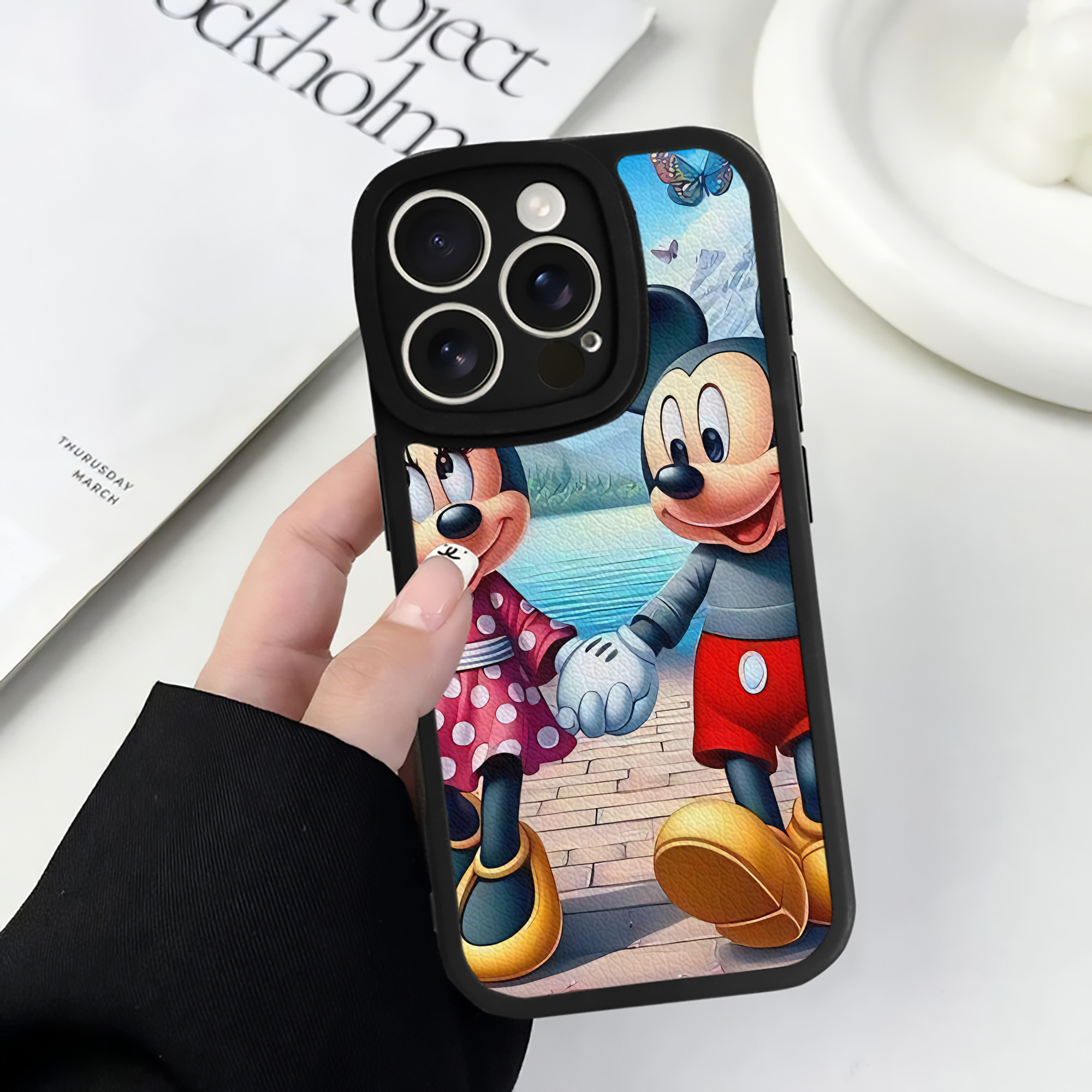 （画像用） ミッキーマウス Mickey Mouse 【iPhone 16シリーズ対応】シリコンスマホケース（レザー調） 材質：シリコン